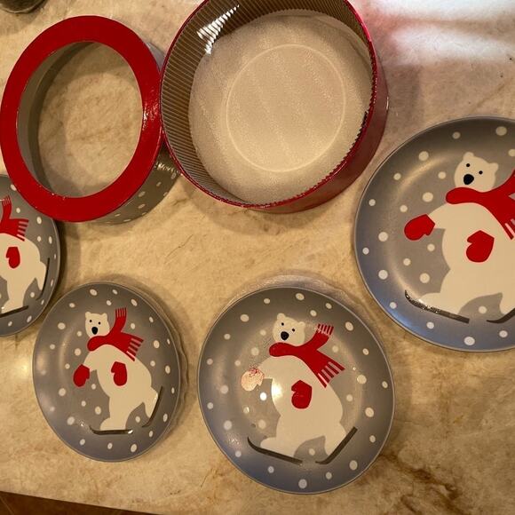 Crate & Barrel Plates polar bear set of 4 like New with box Christmas winter - Picture 1 of 8